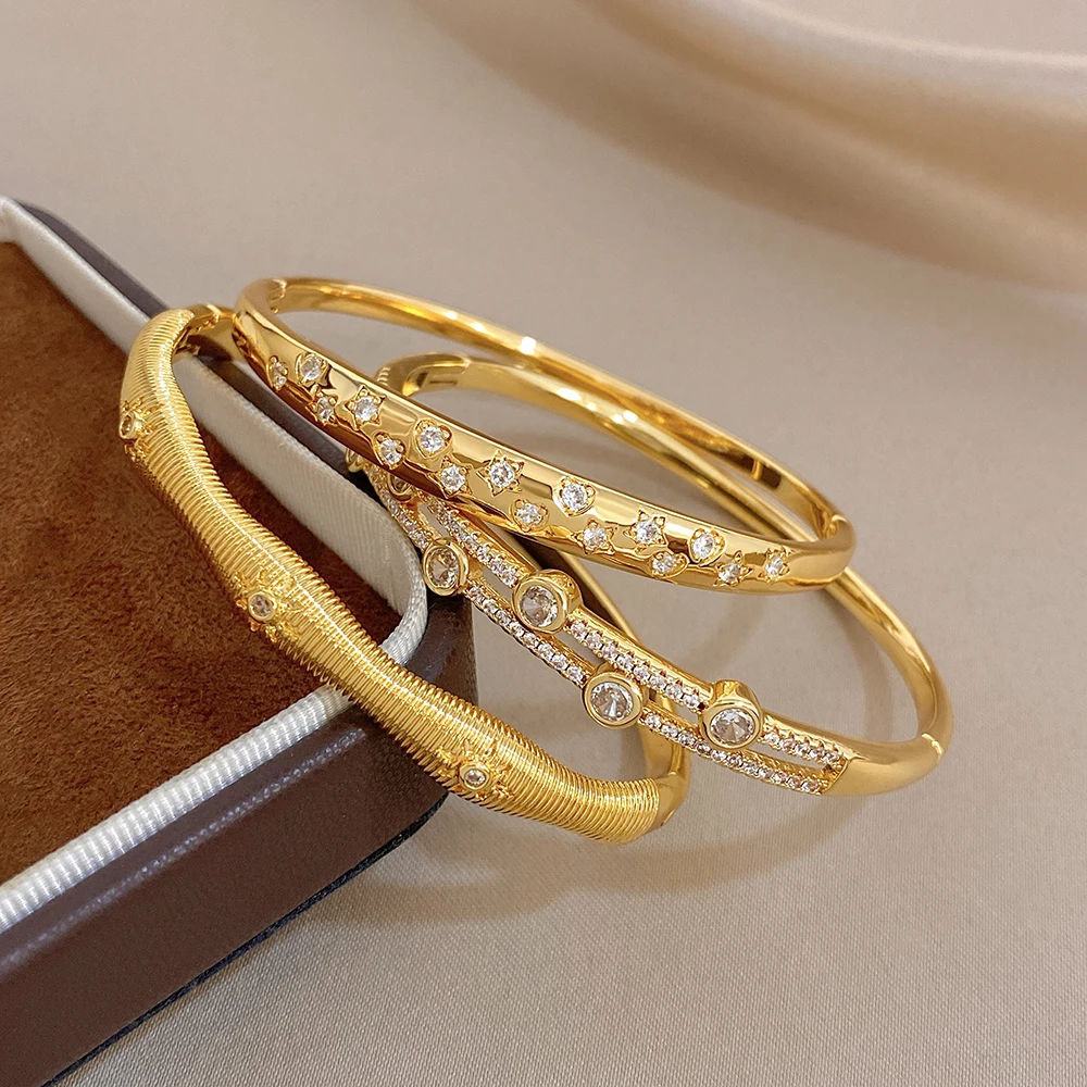 Wellenförmiges Armband mit Kubischem Zirkonia, Kupferplattiert, Goldglänzend, Elegantes Liebesstern-Design, Konkav-Konvex, Original-Design Manschettenarmreif