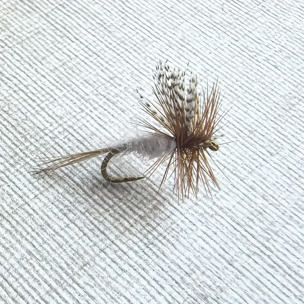 5/8 Stück Adams Trockenfliegen zum Fliegenfischen, Größe 14, Künstlicher Insektenköder, Weiß & Olivgrün, Beste Fliegen für Forellenfischen im Süßwasser – Detail 4