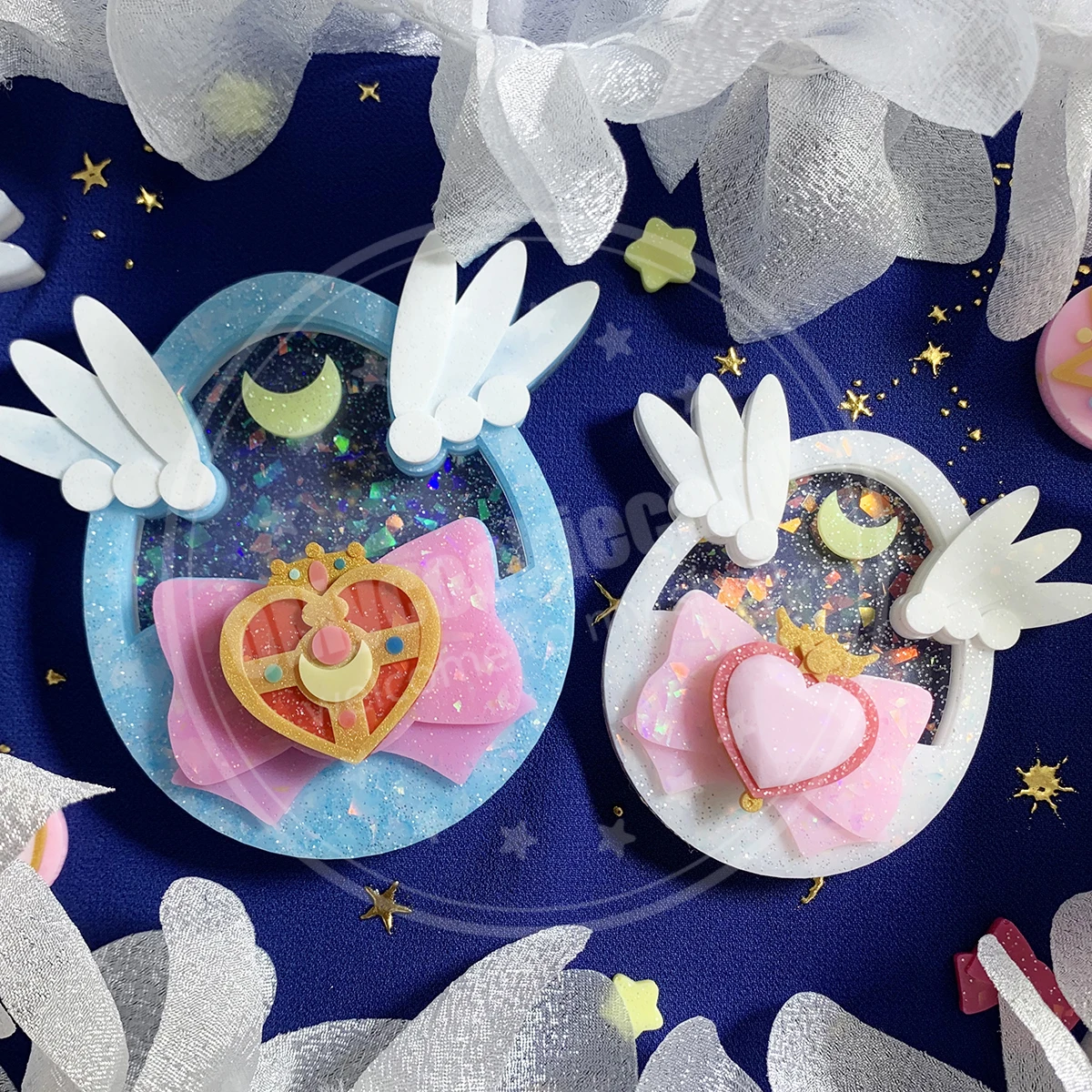 Super cute, the moon transforms into an egg shape, with replaceable badges and a clear transparent silicone and shake  mold.