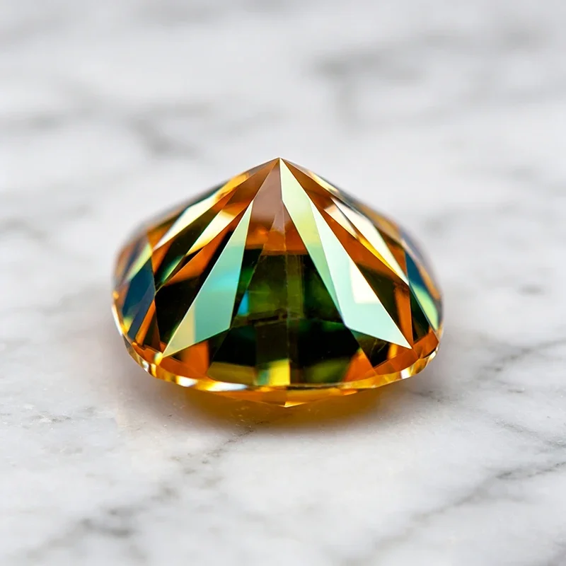 Moissanit-Stein im Kissen-Schliff, goldgelber Edelstein für DIY-Schmuckherstellung, besteht den Diamanttest mit Zertifikat. – Detail 2