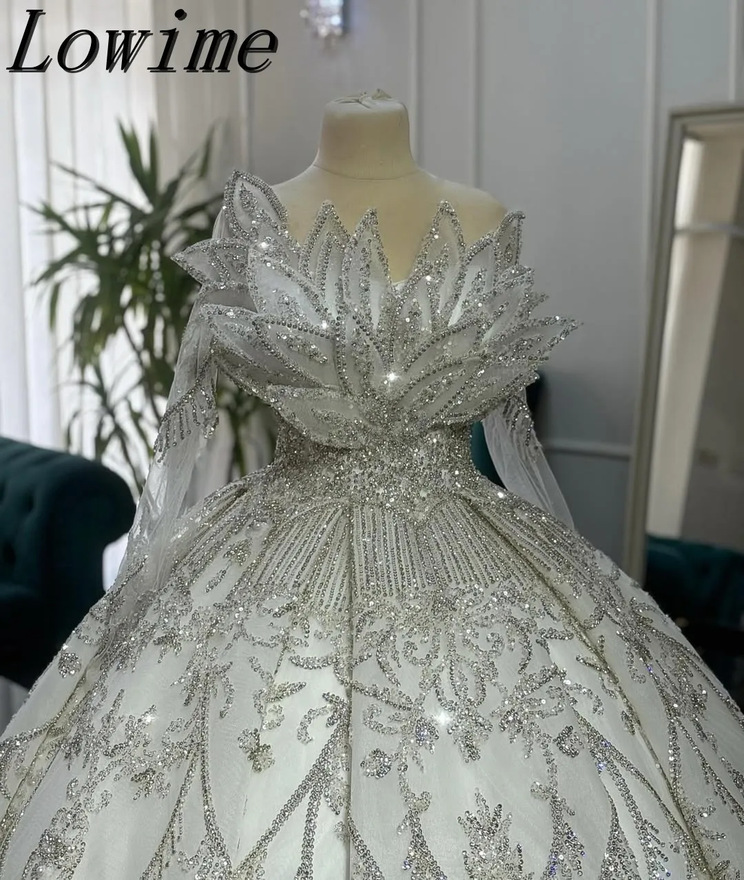 Abiti da sposa di lusso con abito da ballo con spalle scoperte Abito da sposa con foglie di perline Abito da sposa elegante con strascico con paillettes personalizzato
