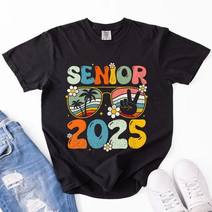 

Senior 2025 T-Shirt Vintage Class of 2025 Graphic Tee Unisex Graduation Souvenir Apparel Retro Style Gift