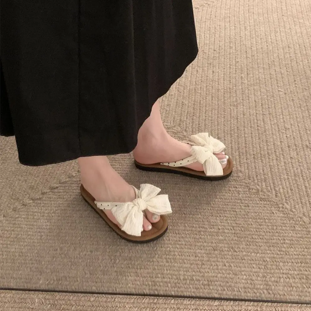 Chanclas con lazo de PVC a la moda, zapatillas de playa con lunares de suela blanda para mujer, sandalias deslizantes dulces antideslizantes para el hogar