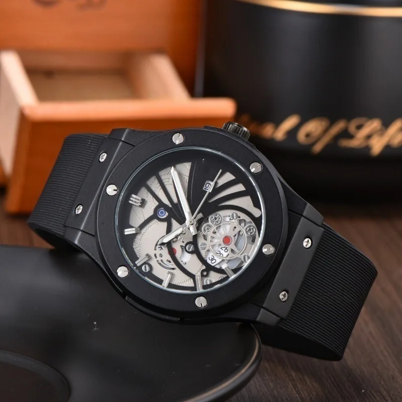 ساعة كوارتز رجالية 2025 مع تقويم التاريخ وأيدي مضيئة مقاومة للماء بسوار من الفولاذ المقاوم للصدأ كاجوال رياضية