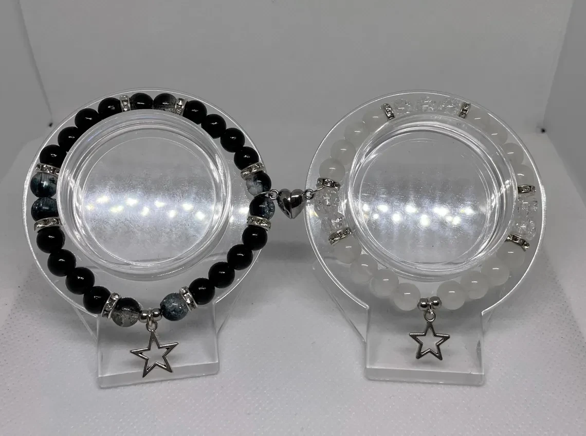 Cinco iluminación y en una pulsera sincero, magia de regreso a la guerra, pulsera blanca y negra.