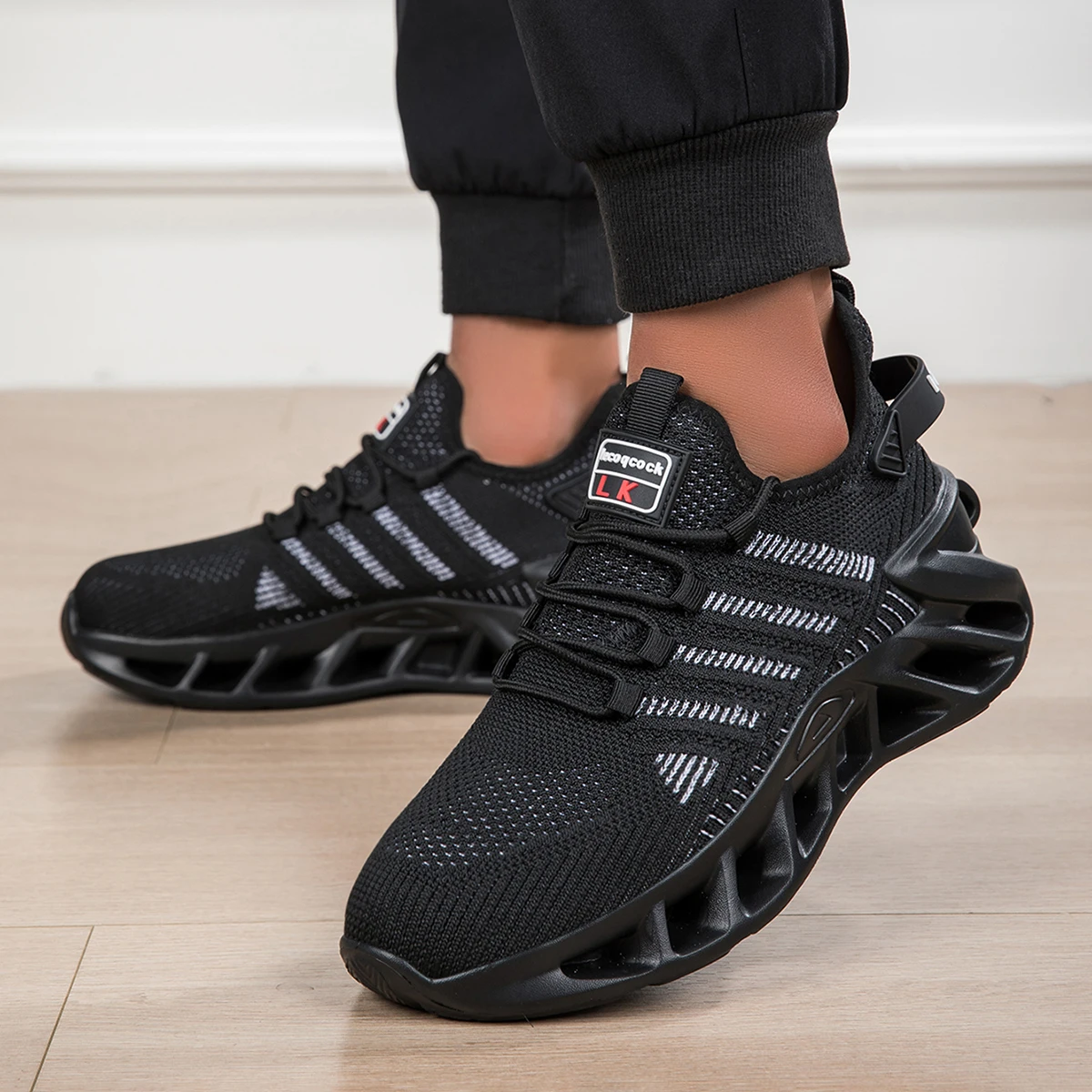 

New Mesh Comfort Balanced Versatile Basic Sports Shoes with Soft Sole and Blade Outsole for Casual Outdoor Wear in Striped Desig
