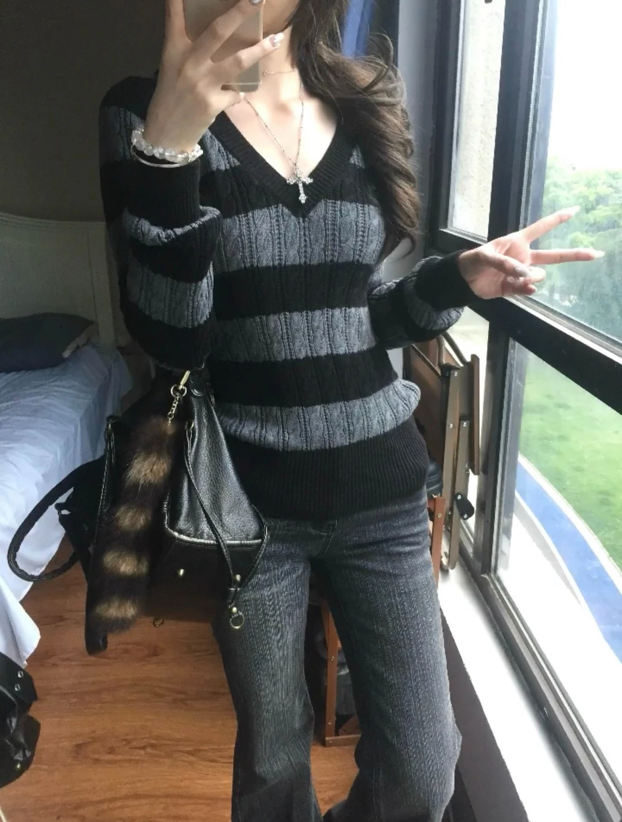 Karrram Japanischer Y2k V-Ausschnitt Gestreifter Pullover Vintage Harajuku Strick Slim Pullover Koreanischer Stil Herbst Strickwaren Amerikanischer Retro 90er – Detail 4