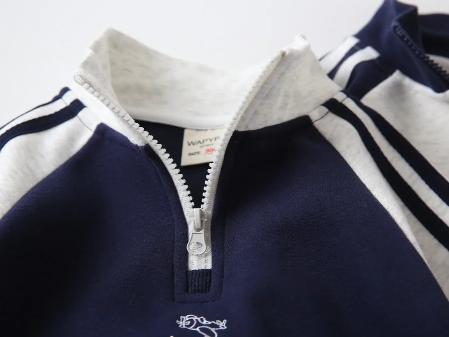 Sportlicher Kinder-Halbzip-Sweatshirt Herbst Farbblock Langarm-Pullover mit Flugzeug-Stickerei Lässige Jungen-Oberbekleidung – Detail 1