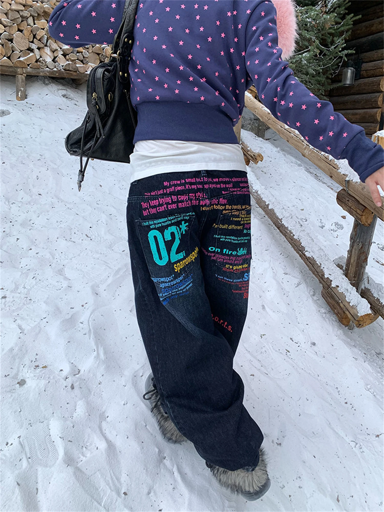 

Женские джинсы с высокой талией, широкими штанинами и эффектом потертости, с цветными текстовыми граффити-принтами на задних карманах, в стиле Y2K, уличная мода, деним.