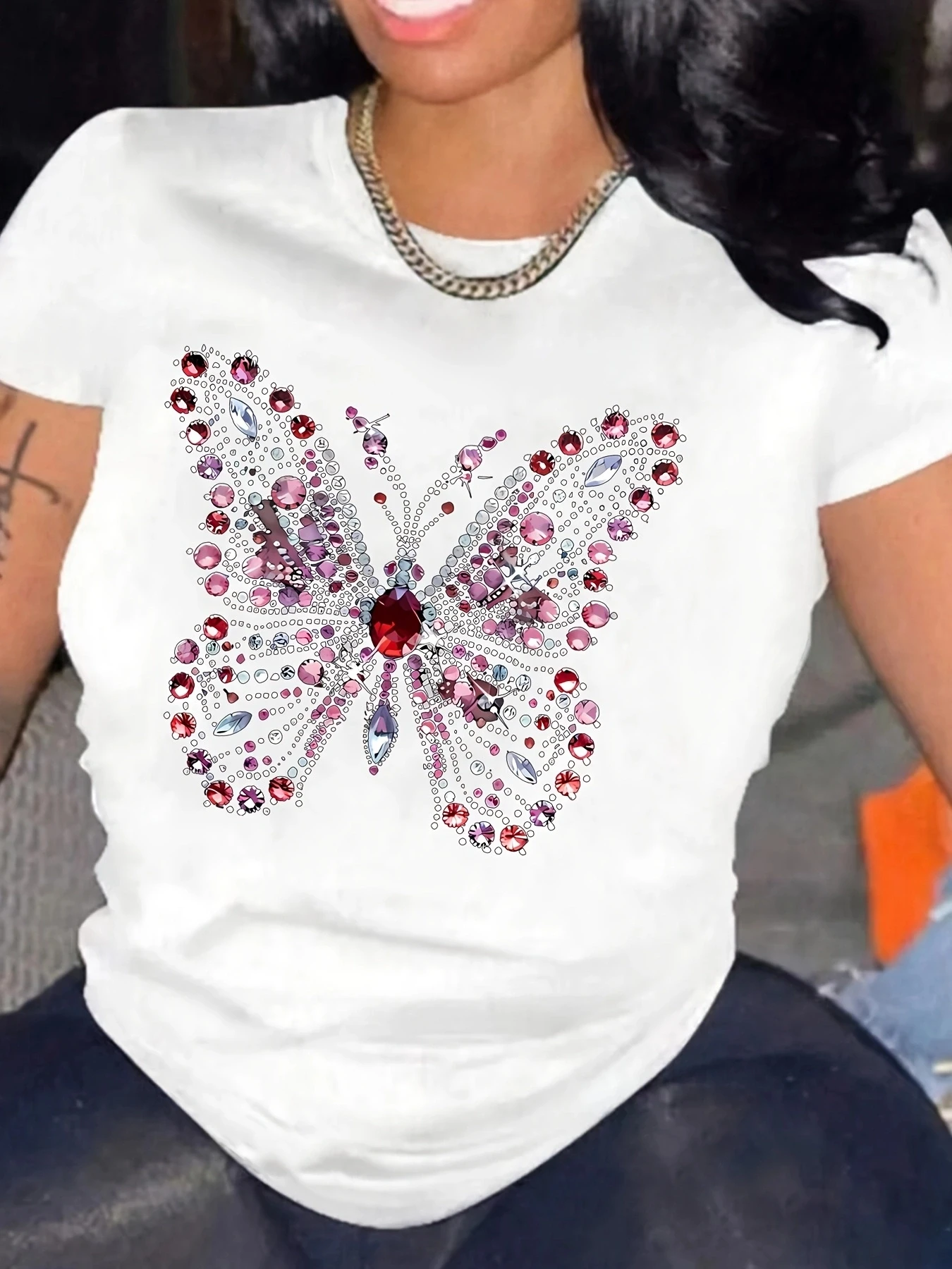 

【0057】Женская футболка больших размеров с круглым вырезом и короткими рукавами, эластичными рукавами и модными принтами