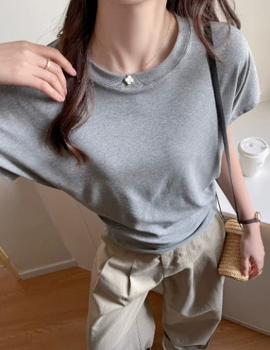 

This women's round-neck, Korean-style Bat-sleeve, Loose, Large-cut, Casual, Front-shoulder, Short-sleeved T-shirt is Paired