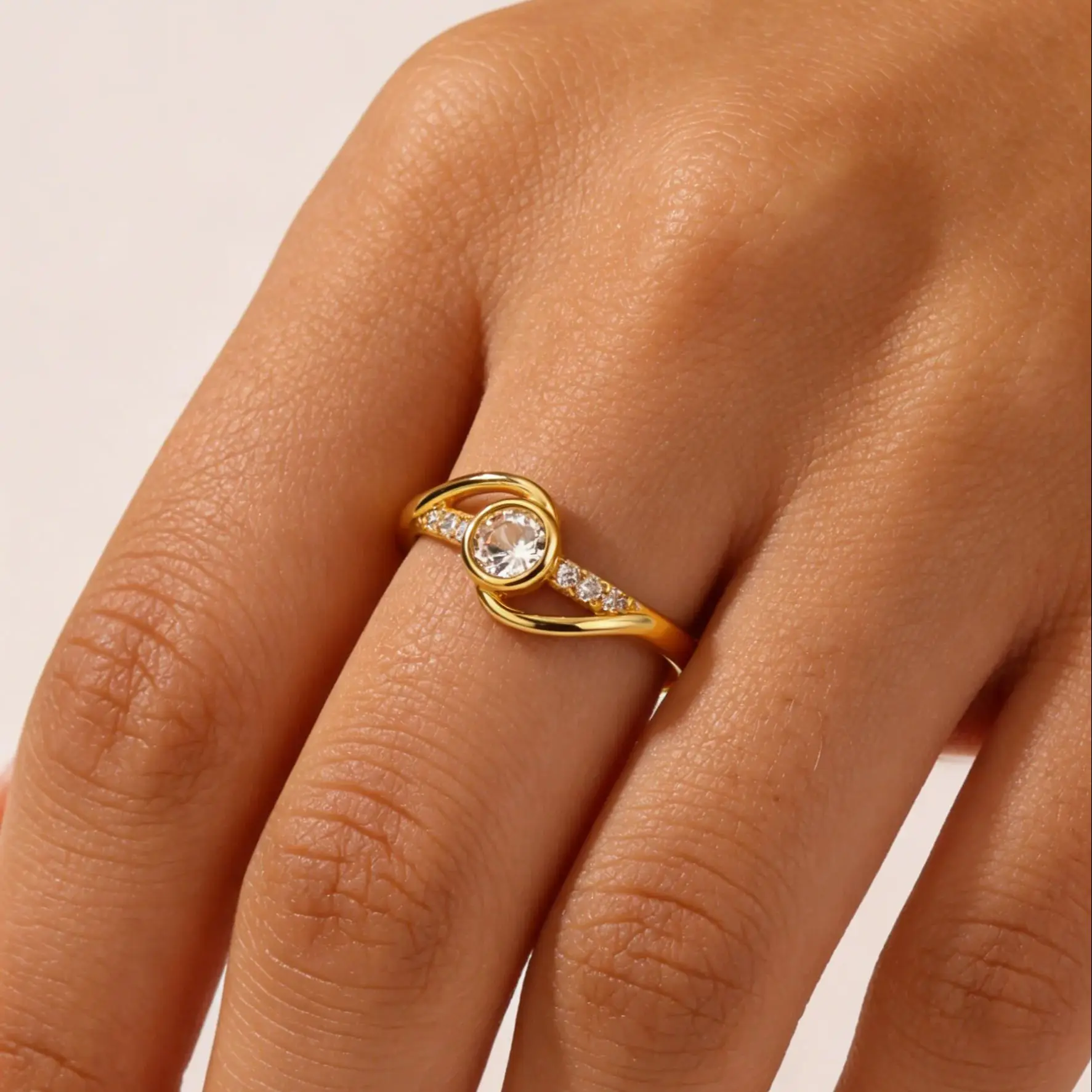 Minimalist Infinite Symbol Cubic Zirconia Stainless Steel Rings Women Size 7&8 18K Gold-plated Ring Wedding Anniversary Jewelry