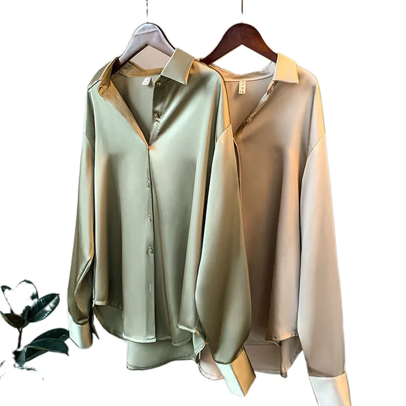 "Flowing Elegance: ons satijnen overhemd uit 2025. Begrijpt een strak draperen, uniek retro-geïnspireerd ontwerp en een luxe, niet-reguliere sfeer."