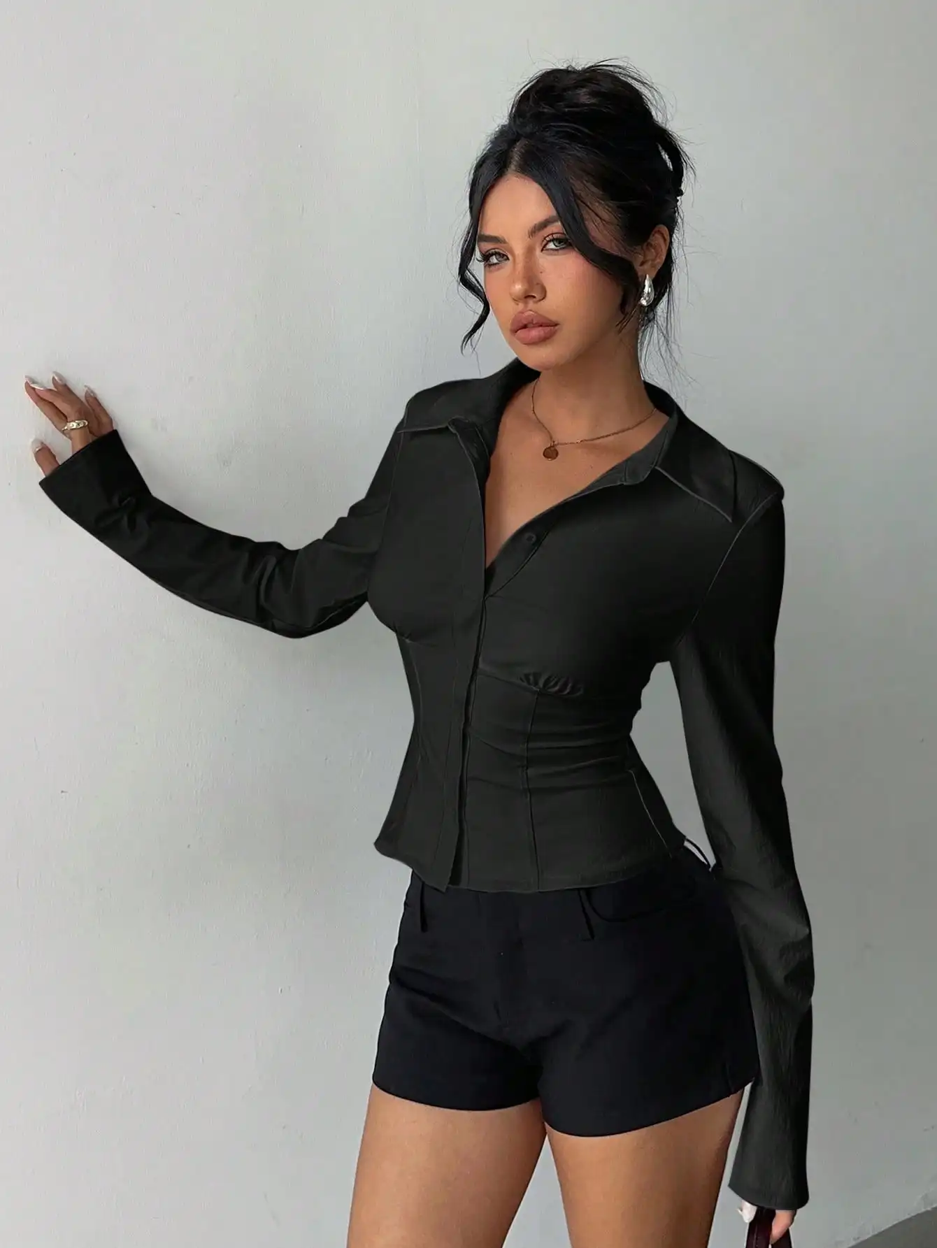 

Женская черная однотонная блузка с длинными рукавами, сборчатой талией и отложным воротником