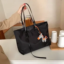 Borsa tote grande in nylon di alta qualità con apertura a cerniera Borsa da donna di grande capacità Borsa per la spesa per pendolari OL Borsa a tracolla con ciondolo