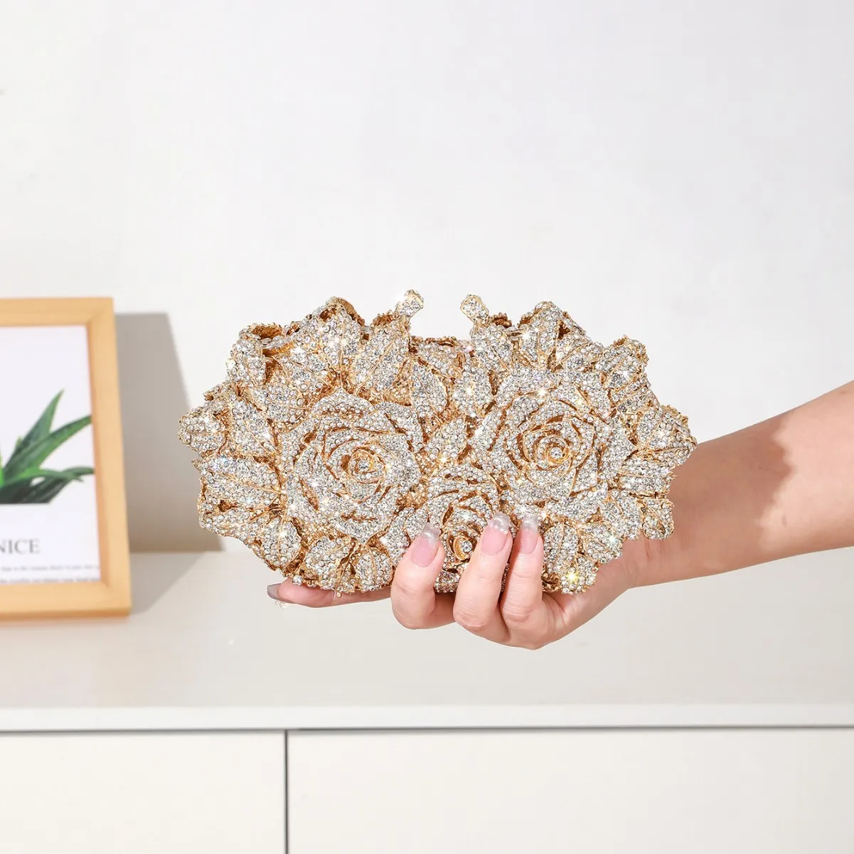 

Creative Hand-held Diamond-encrusted Hollow Rhinestone Women's Bag Banquet Clutch Dinner Purses Luxury Designer Rhinestone Purse