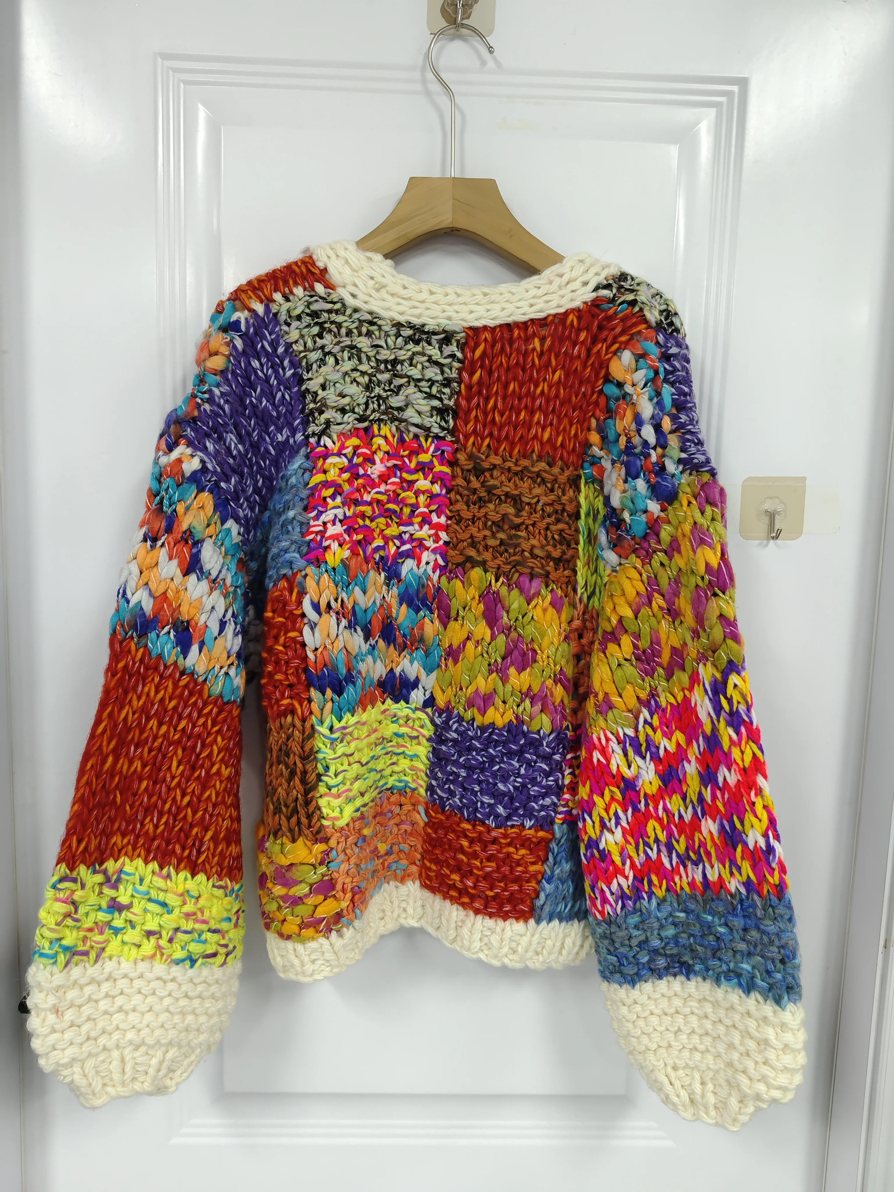 Damski ciepły sweter rozpinany na zimę 2025, kontrastowy kolor, dekolt w serek, długi rękaw, ręcznie robiony na szydełku, gruby sweter z dzianiny w warkoczowy wzór.