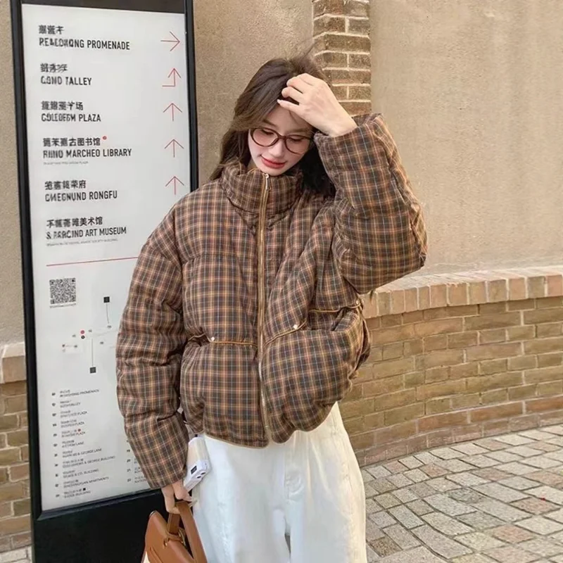 Piumino corto scozzese da donna Inverno 2025 Nuovo arrivo Piumino versatile alla moda Capispalla ispessito oversize alla moda