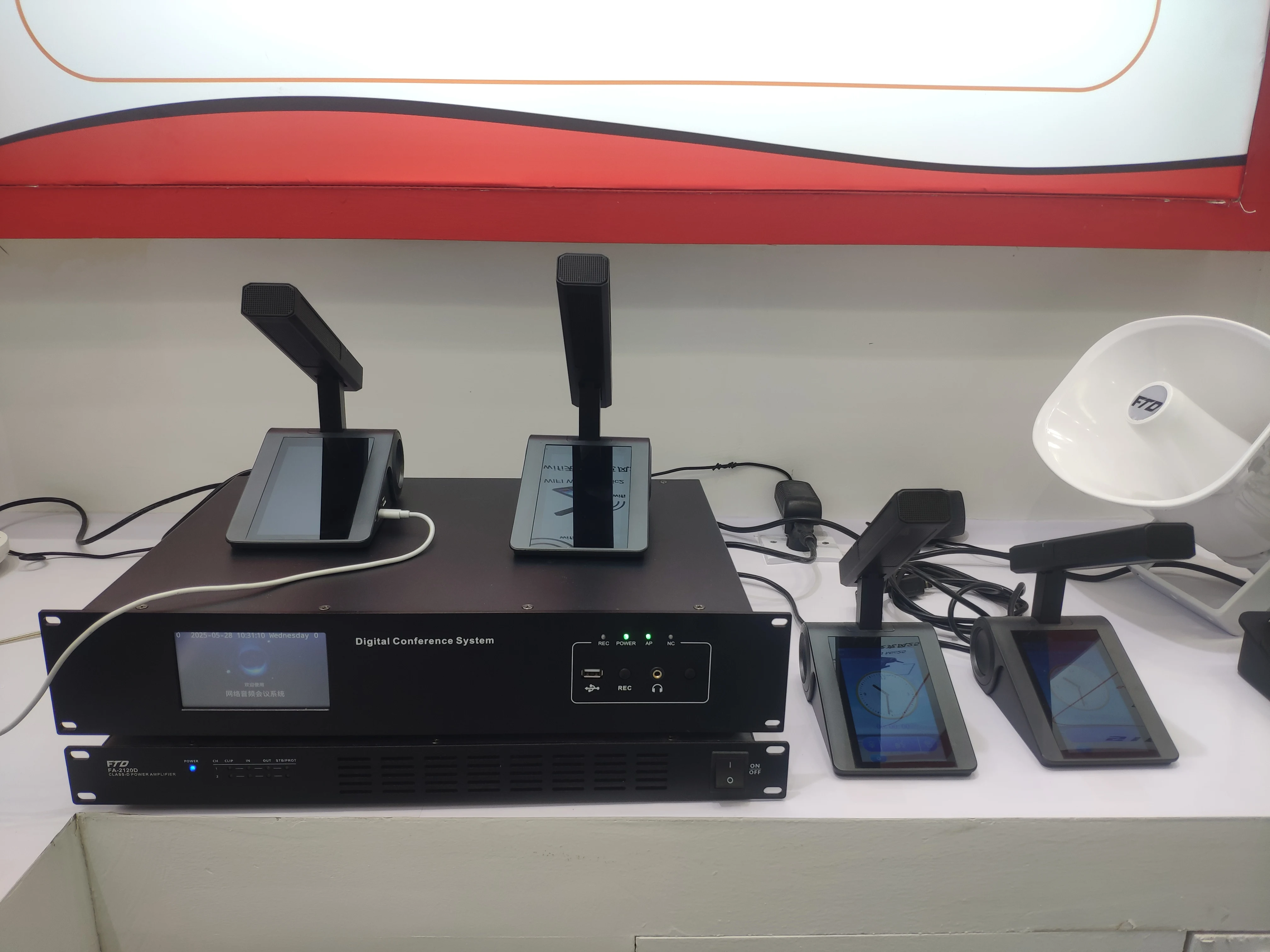 Professional 5G Wireless WiFi Conference Chairman Unit with 2.4-Inch Screen Square Microphone for Meetings Events