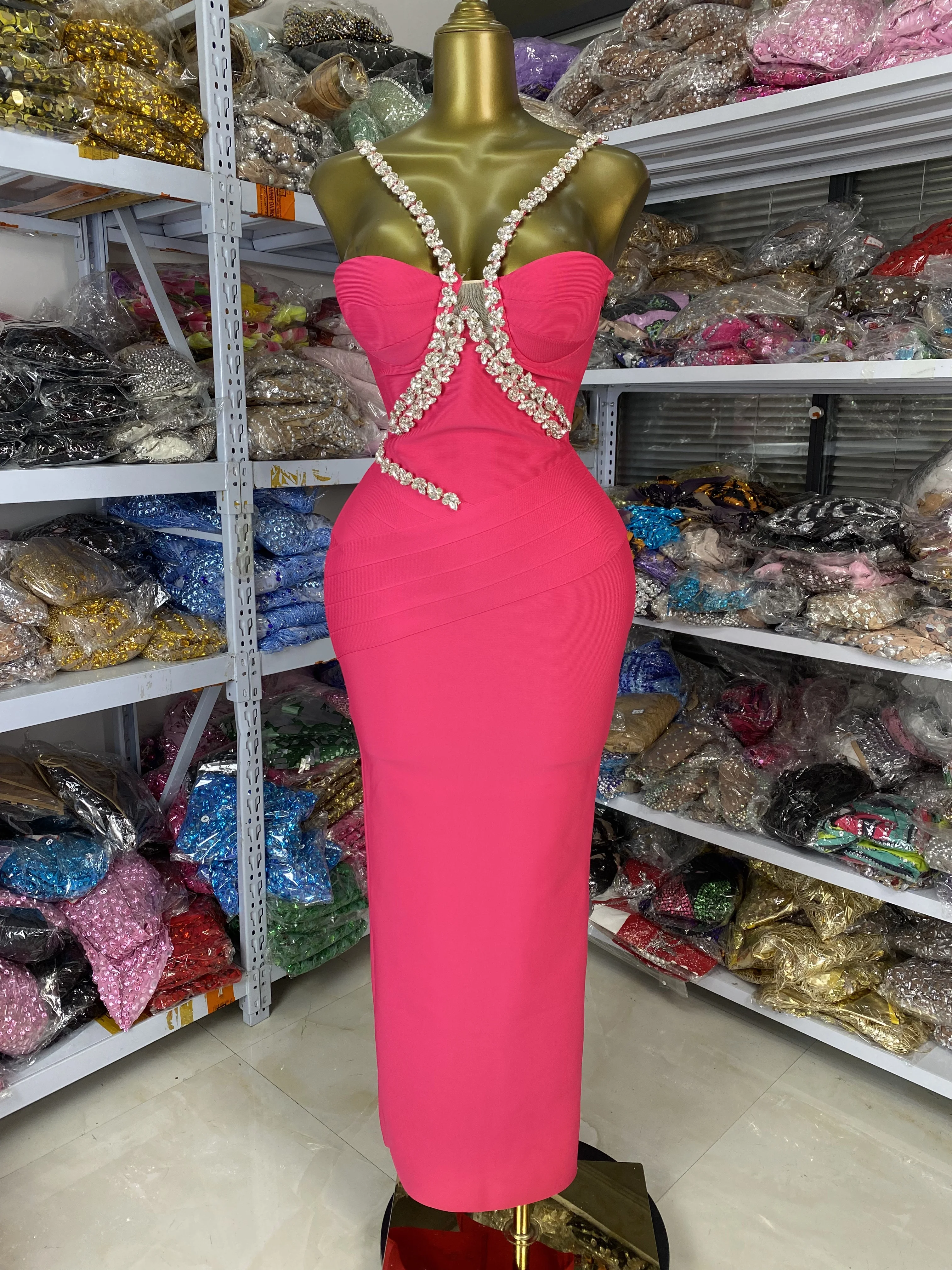 

Оптовая продажа с фабрики Бандажное платье Женское элегантное ярко-розовое платье с лямкой на шее макси Длинные вечерние платья знаменитостей на день рождения