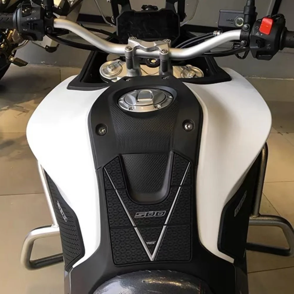 For VOGE 500DS, install accessory oil tank, motorcycle anti-slip stickers, anti-scuffing stickers and side stickers.