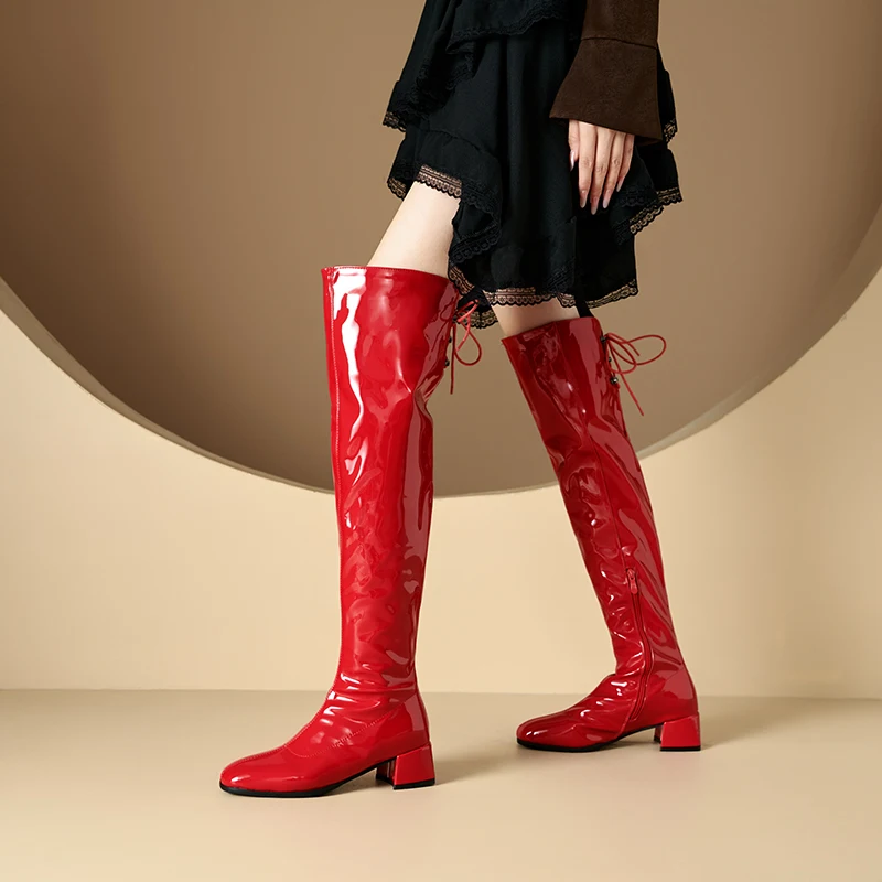 

Женские сапоги выше колена больших размеров с боковой молнией и перекрестным кружевом, конические высокие сапоги из лаковой кожи с плюшевой внутренней частью на толстом каблуке
