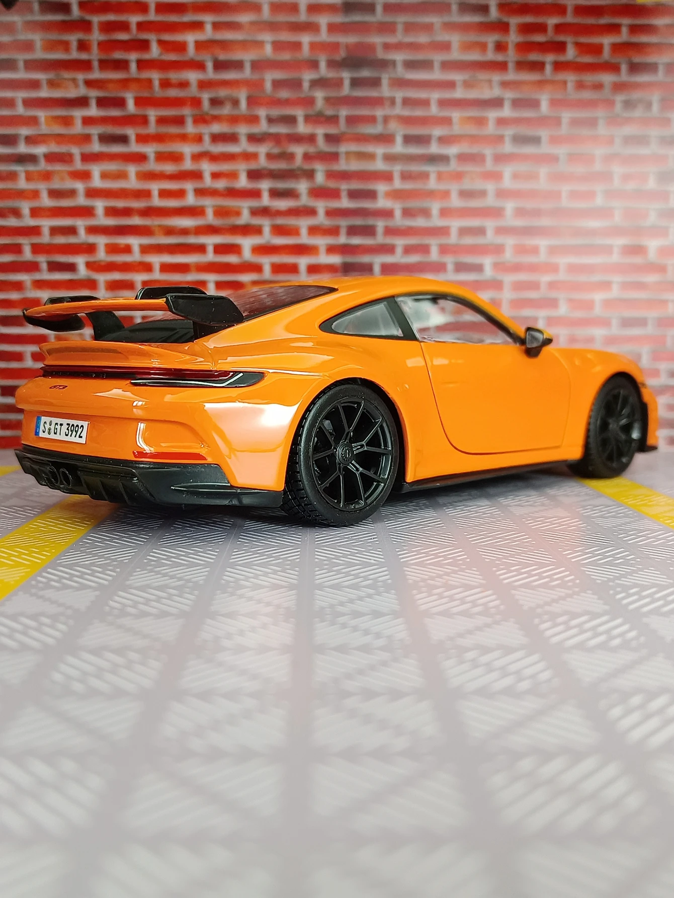 

Bburago 1:24 Porsche 911 GT3 alloy racing model car doors and hood can be opened rich details, fine workmanship good quality