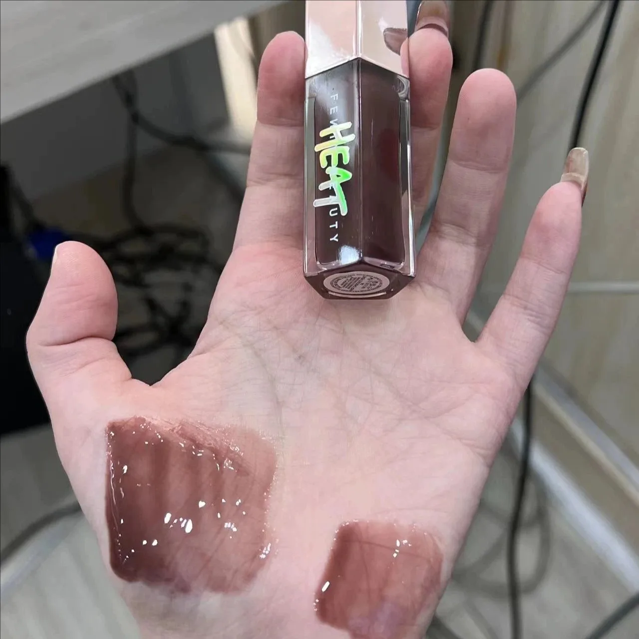 ลิปกลอส Fenty Beauty Gloss Bomb หลายสี ให้ความชุ่มชื้น เงางาม ประกายวิ้ง ลิปพลัมเพอร์ สำหรับมือใหม่ ลิปสติกเนื้อลิควิด เครื่องสำอาง