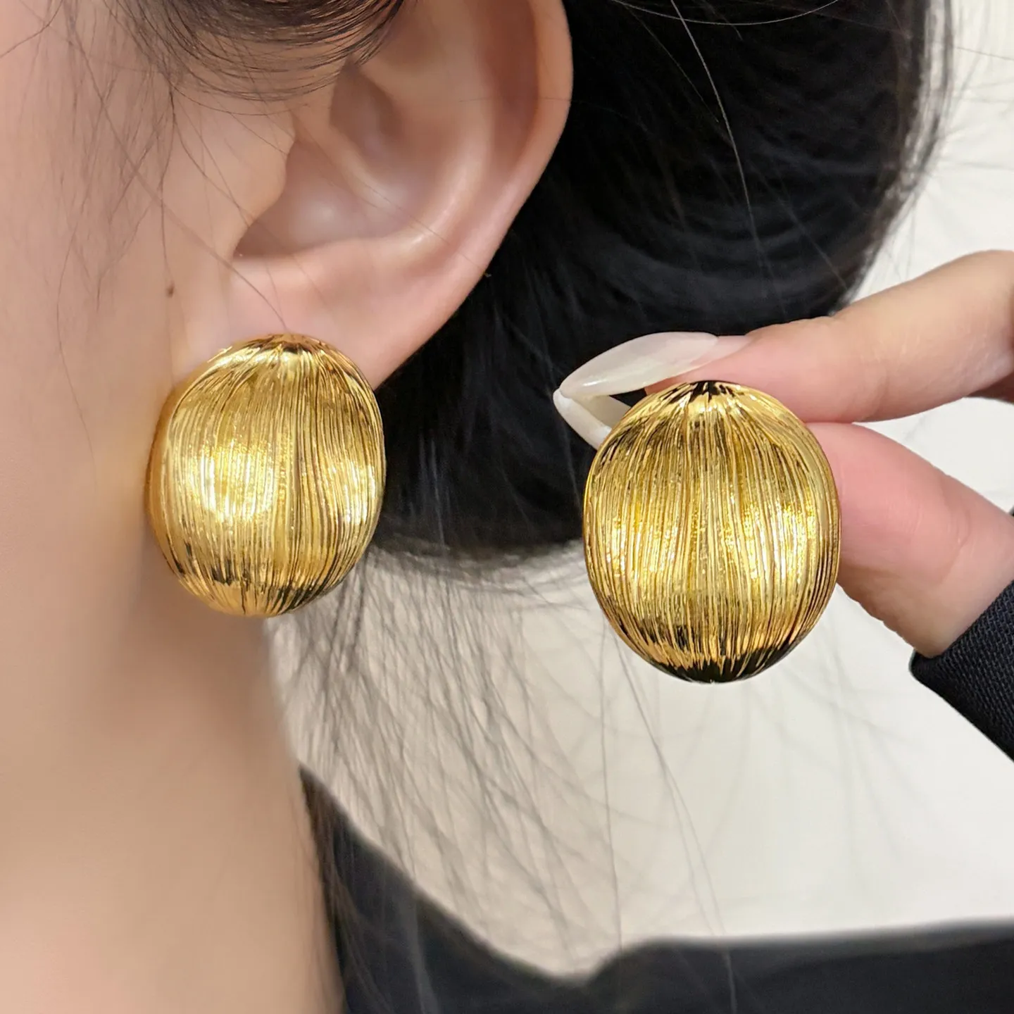Three-dimensional oval brushed pattern gold ball earrings women's niche light luxury advanced cold wind temperament exaggerated