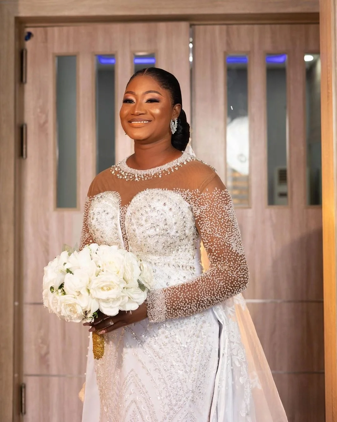 Personalizado sheer neck contas brilhantes cristais vestido de casamento robe de mariée mangas compridas trem destacável vestidos de noiva de luxo