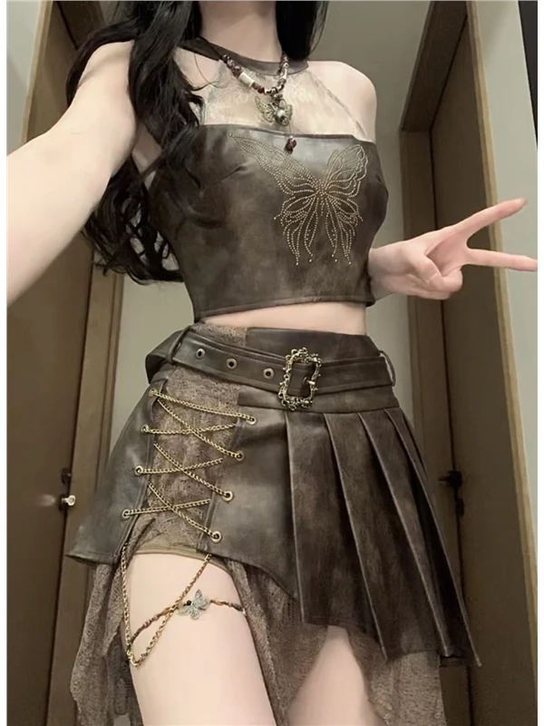 

Летний комплект из двух предметов: топ без рукавов с открытым животом и плиссированная юбка с цепочкой, в винтажном стиле для ярких образов.