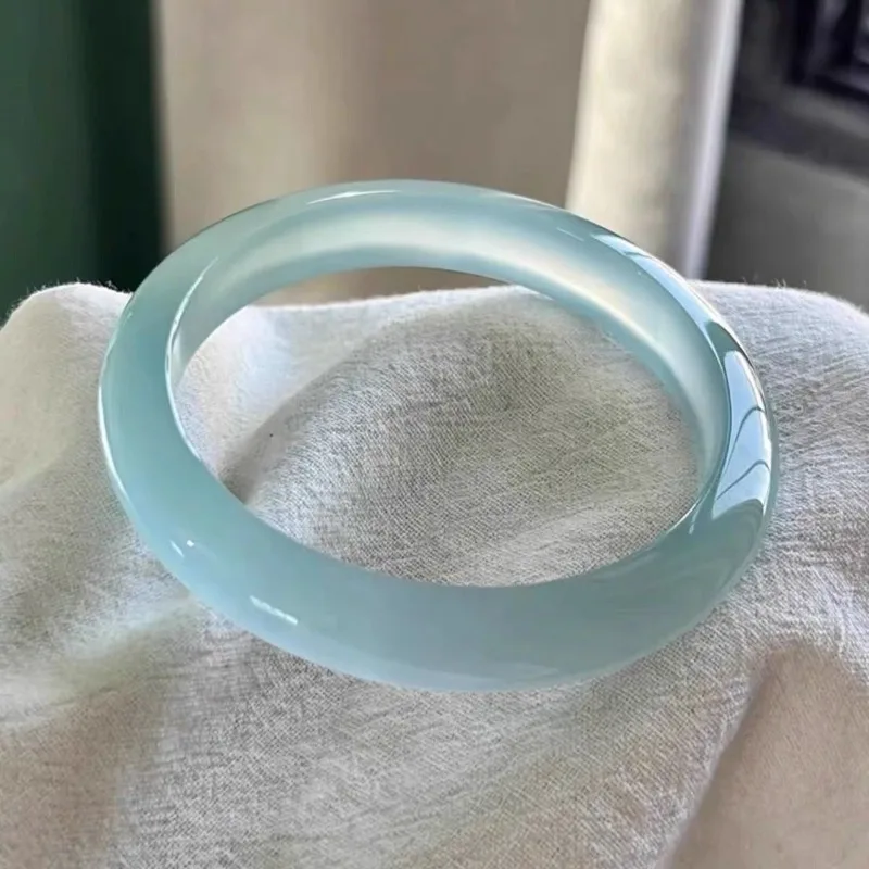 

Небесно-голубой браслет из нефрита High Ice Flat Jade, подходит для повседневного ношения и использования в качестве украшения.