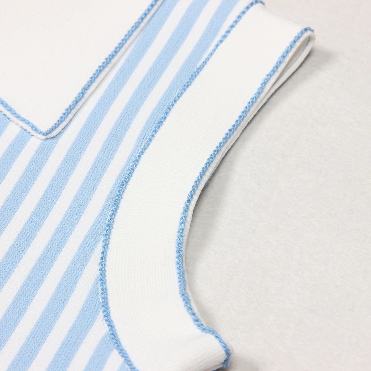 Zomer nieuwe modieuze woon-werkverkeer mouwloze gestreepte revers knoopzak eenvoudige en sfeervolle slim fit korte gebreide jurk