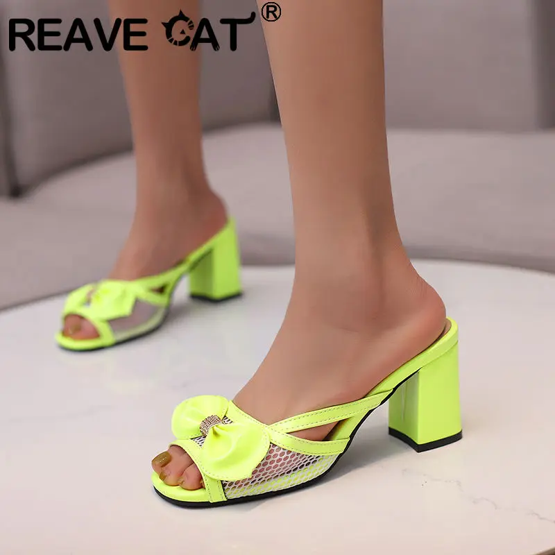 

Женские босоножки из лакированной кожи REAVE CAT, привлекательные сетчатые туфли больших размеров 48, 49, 50 с открытым носком, без застежек, на блочном каблуке, 7,5 CN