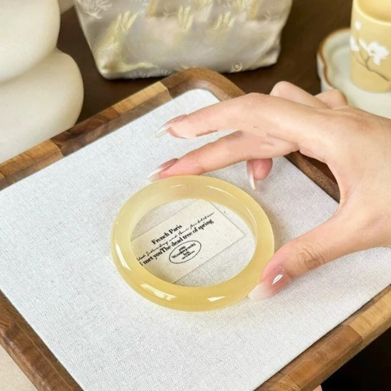 

Изысканный модный браслет из светло-желтого нефрита в этническом стиле