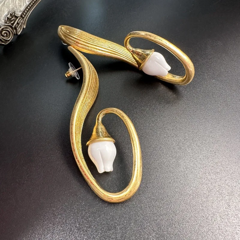YEEVAA Os Vintage Gold Tone Tulip Drop Earrings, Abstract Wave Shape with White Flower Charm Dangle Earrings for Women