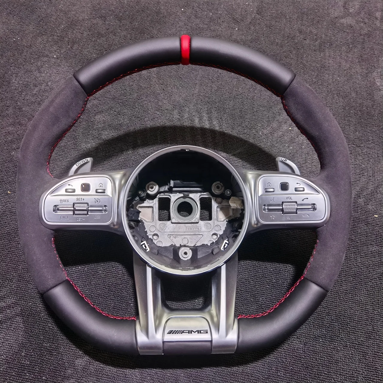 

Подходит для модификации руля автомобилей Mercedes-Benz AMG с полностью кожаной матовой отделкой ALCANTARA.