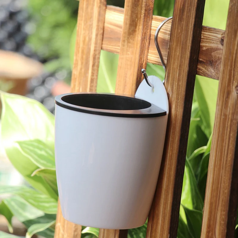 Wall-Mounted Flower Pot Automatic Water-Absorbing Plastic Circular Creative Wall Hanging Green Luo Small Flower Pot