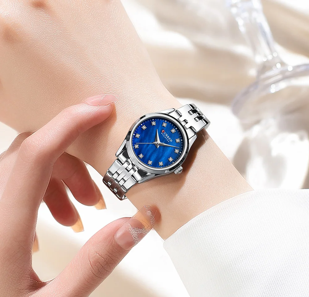 CURREN Damenuhr mit zweifarbigem Edelstahlarmband, 28-mm-Zifferblatt mit Strassmarkierungen, schimmerndes Muschelzifferblatt, elegante Idee – Detail 10