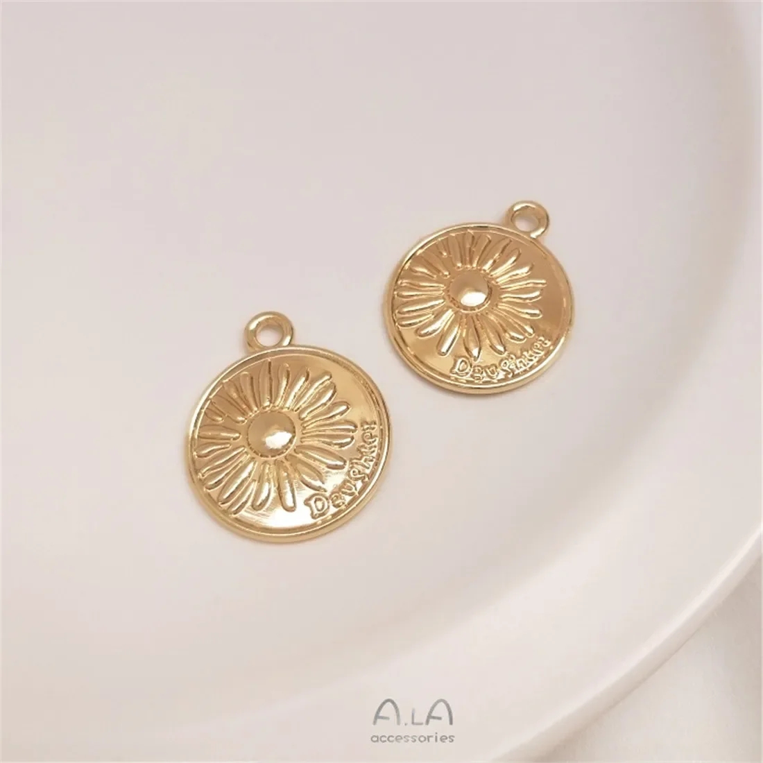 14K Gold-plated Small Daisy Flower Round Pendant 20mm Handmade Diy Sweater Necklace Pendant Accessories C358