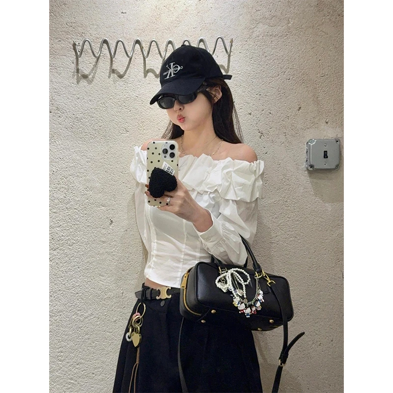 Y2K Camicie bianche ritagliate Moda donna Sexy Gyaru Slash Neck Pieghe Camicette Estate Coreano Elegante Manica lunga Design sottile Top