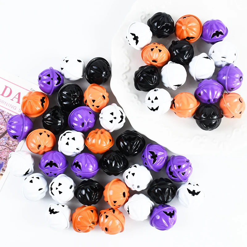 Campanas de calabaza de terror de hierro para Halloween, 12 piezas, decoraciones de árbol DIY para el hogar, colgante para mascotas, suministros de regalos para niños