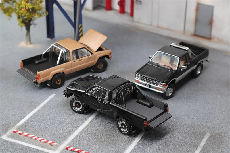 

Модель автомобиля из сплава GCD 1:64 Hilux 1985 (N50) SR5