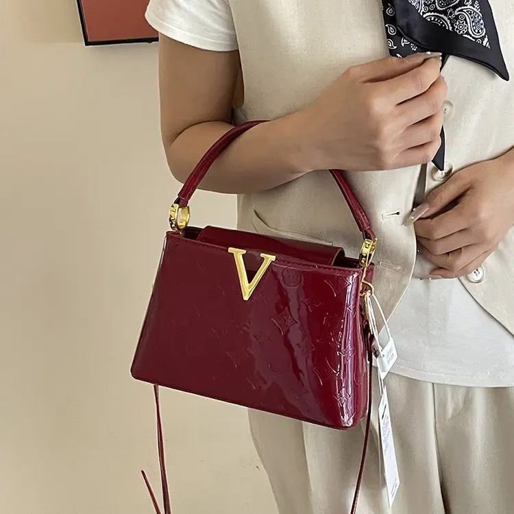 

Minimalist V-Neck Light Luxury Tote‌ – 2025 Women's Crossbody Messenger Bag, Slim Profile&RFID Pocket for Business/Weekend/Urban