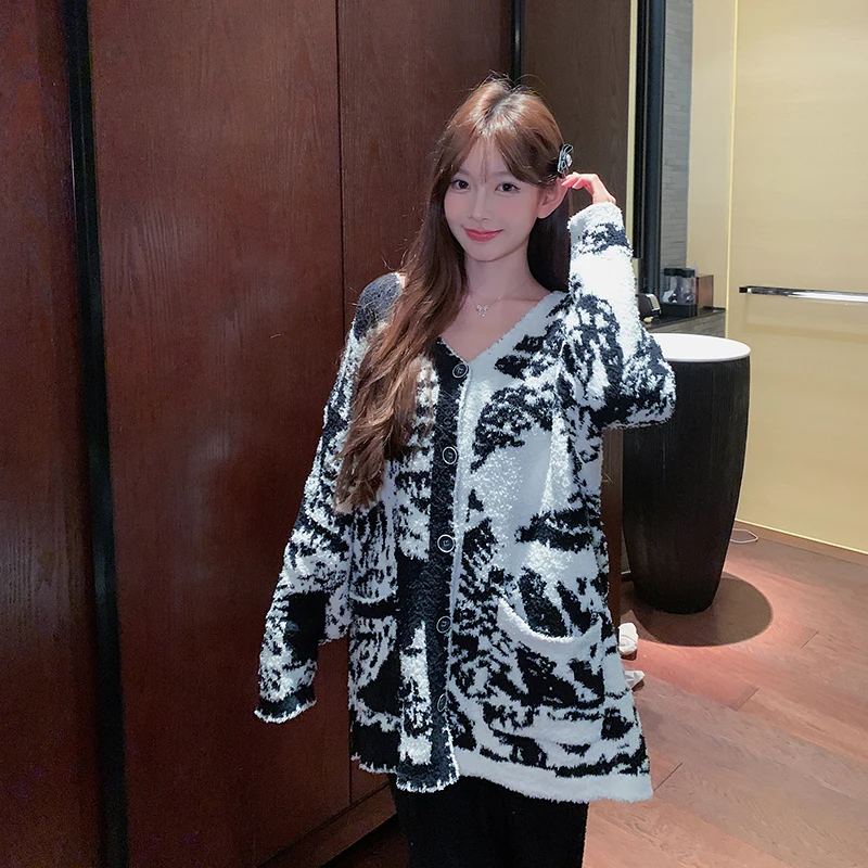 

Autumn and winter women's home clothes can be worn outside, Korean style leisure black and white pattern cardigan.