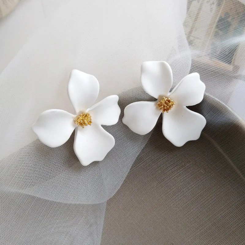 New Fashion White Flower Earrings for Women Party Elegant Spray Painted Blooming Gardenia Stud Earrings Petal Jewelry Girl Gift