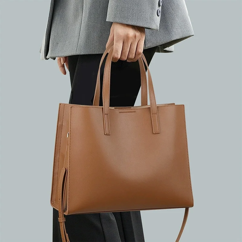 

This large ladies' crossbody bag has an extra-large capacity and is made of genuine cowhide, making it a portable tote bag