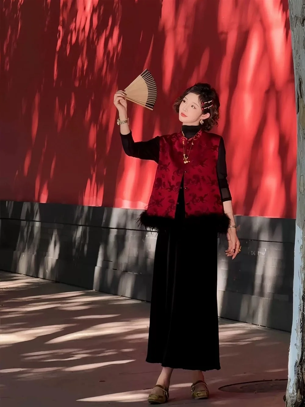 ชุดเสื้อผ้าผู้หญิงสไตล์จีนแบบใหม่ สีแดง ผ้าฝ้ายน้ำหนักเบา ประดับขนมิงค์  คอลเลคชั่นฤดูใบไม้ร่วง-ฤดูหนาว 2026 แฟชั่นทันสมัย