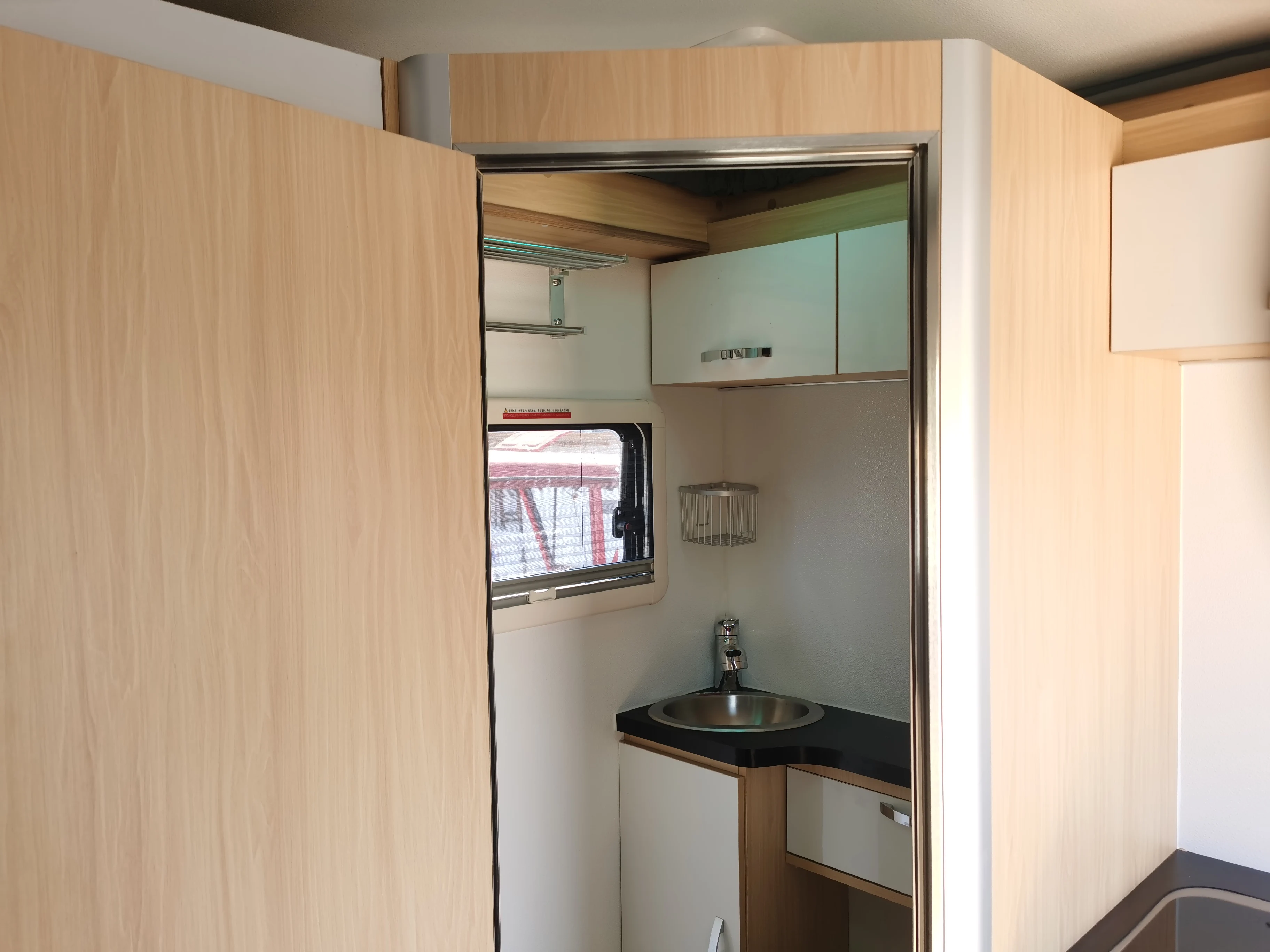 Lekki przyczepa kempingowa terenowa z wysuwaną kuchnią do podróży