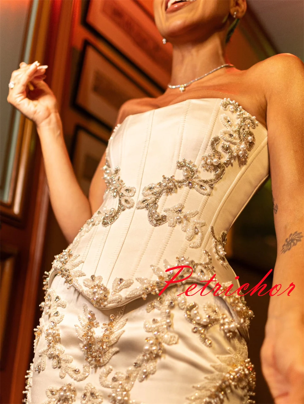 Personalizado de alta qualidade vestido de casamento de cetim branco temperamento sem alças vestidos de noiva capela trem sereia rendas até vestido de volta